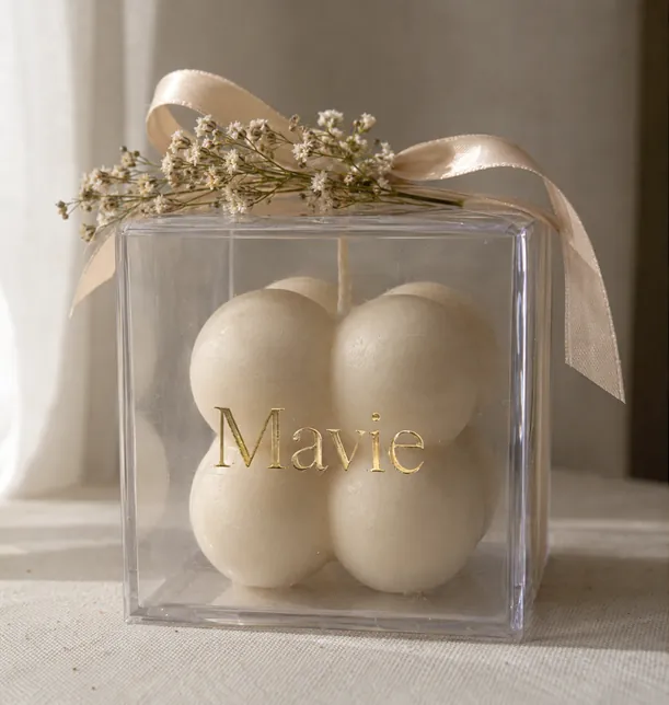 Vela Bubble personalizada com o nome Mavie gravado em dourado