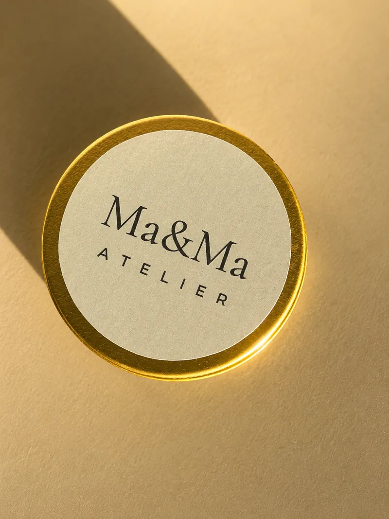 Selo dourado com a marca Ma&Ma Atelier